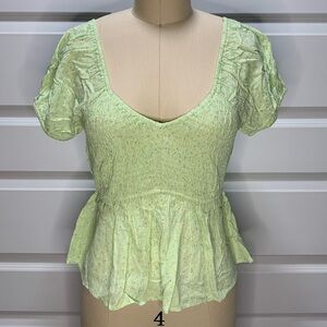 NWT ruched  floral top with shoulder cap short sleeves and ballerina neckline